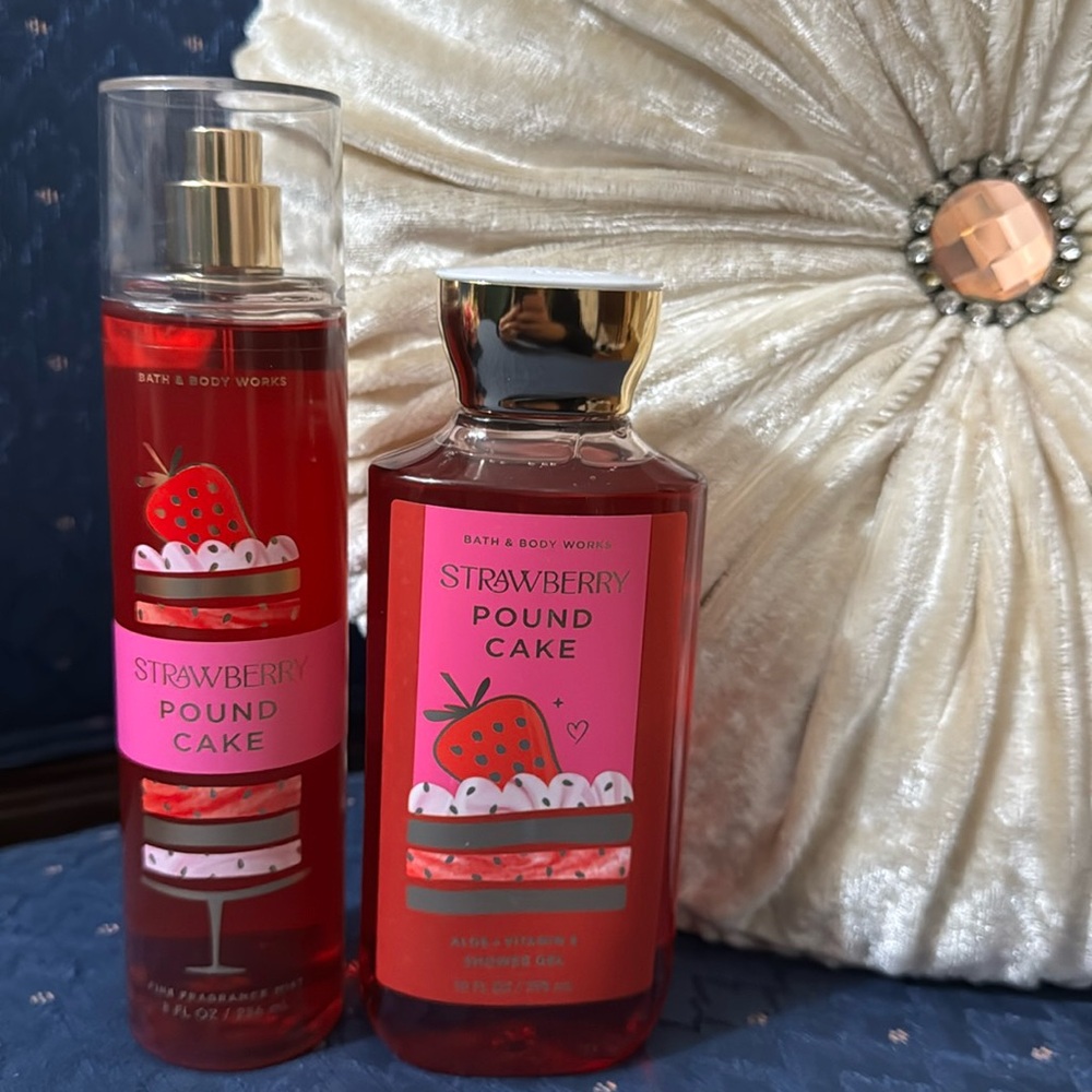 BATH & BODY WORKS SET. . . STRAWBERRY POUND CAKE SET